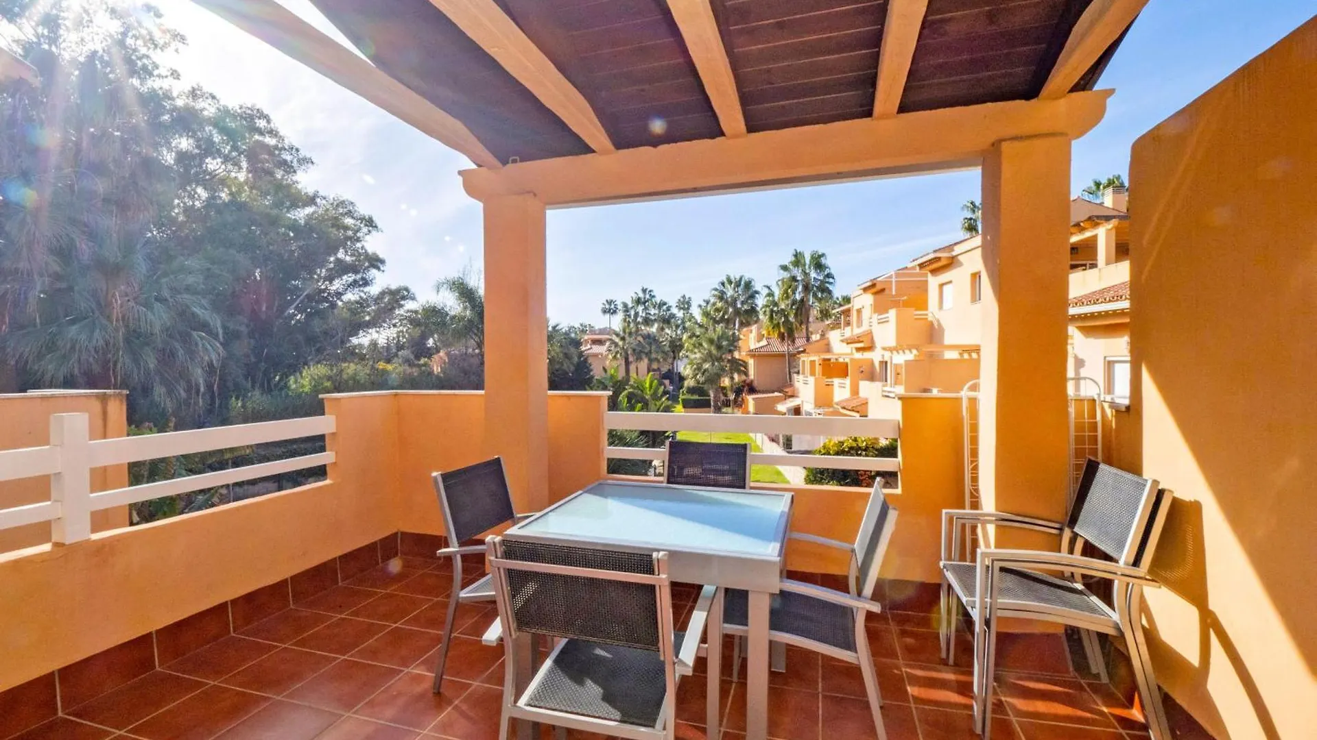 Cubo'S Cabopino Beach Marbella Apartment 0*,