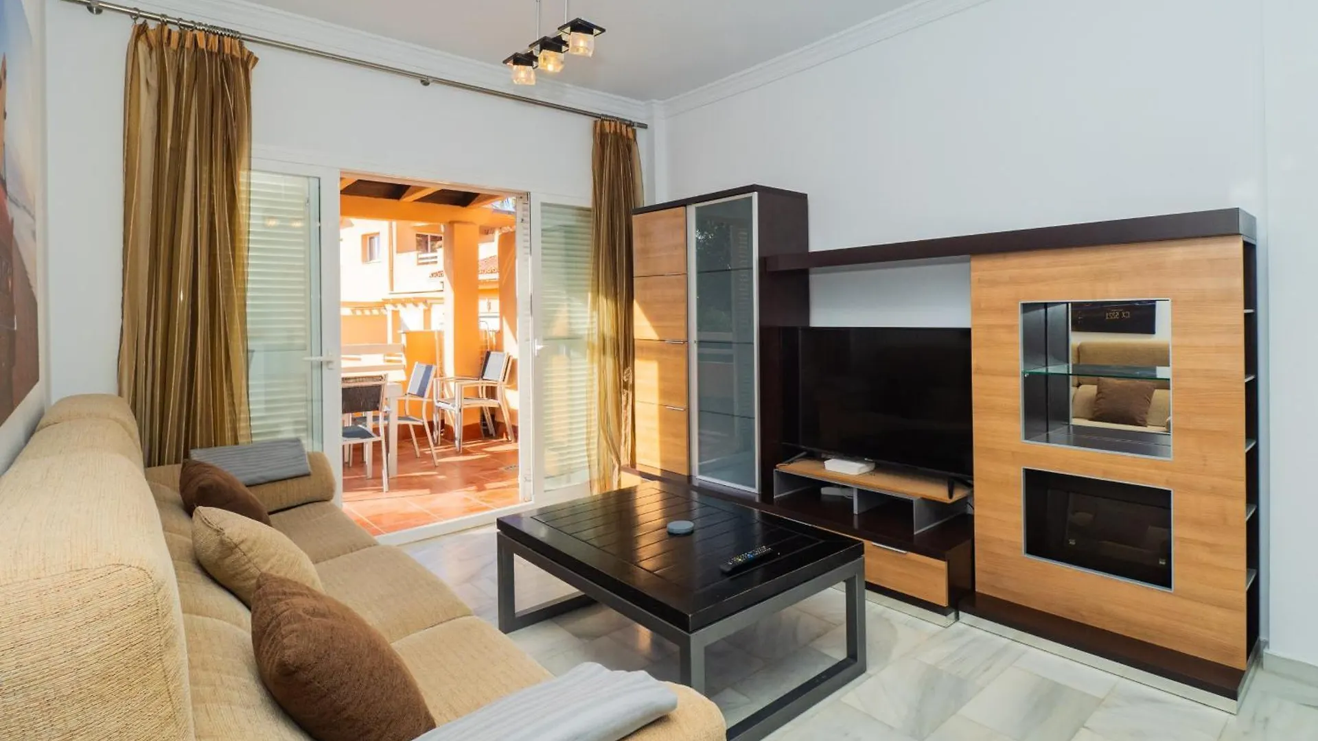 Cubo'S Cabopino Beach Marbella Apartment スペイン