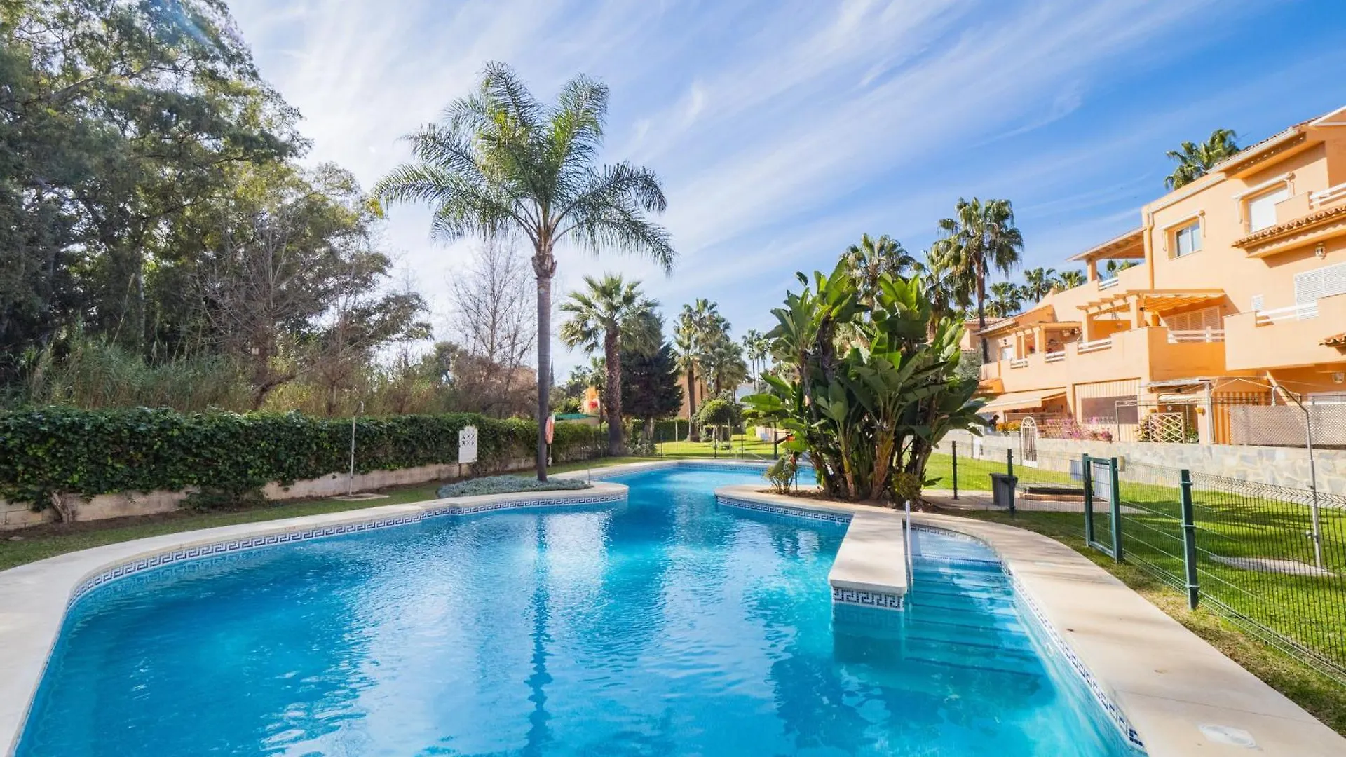 Cubo'S Cabopino Beach Marbella Apartment スペイン